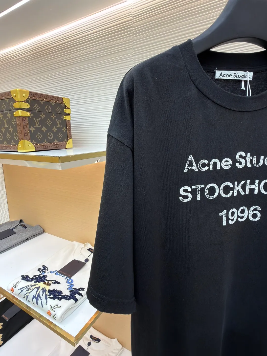 Acne Studios 1966 mud-dyed washed distressed short-sleeve ●Original version: purchased and developed for 2800 ●Item number: 1682356-X95 ●Fabric: cloud velvet ski-like cotton fabric ●Technology: glue printing ●Color: black ●Version: fitted version ●Weight: about 215 grams ●Size: S-M-L-XL ●Description: Made of ultra-soft pure cotton fabric, garment-dyed, washed and distressed, the chest part has a dirty feel, and the lower part shows a gradient effect. The neckline is slightly frayed to better fit the overall tone. The overall line is straight and delicate, the fabric is comfortable and soft, and the color is consistent without color difference. It can be matched with the same style to create a fashionable look and control various occasions. Customized accessories, complete with three standards, the same style for men and women!